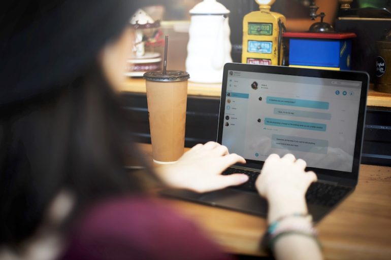 lavoro moderatore chat studenti freelance casalinghe arrotondare online